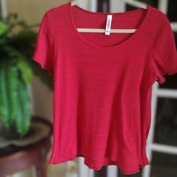 LuLaRoe Tops - LuLaRoe Essential Tee M